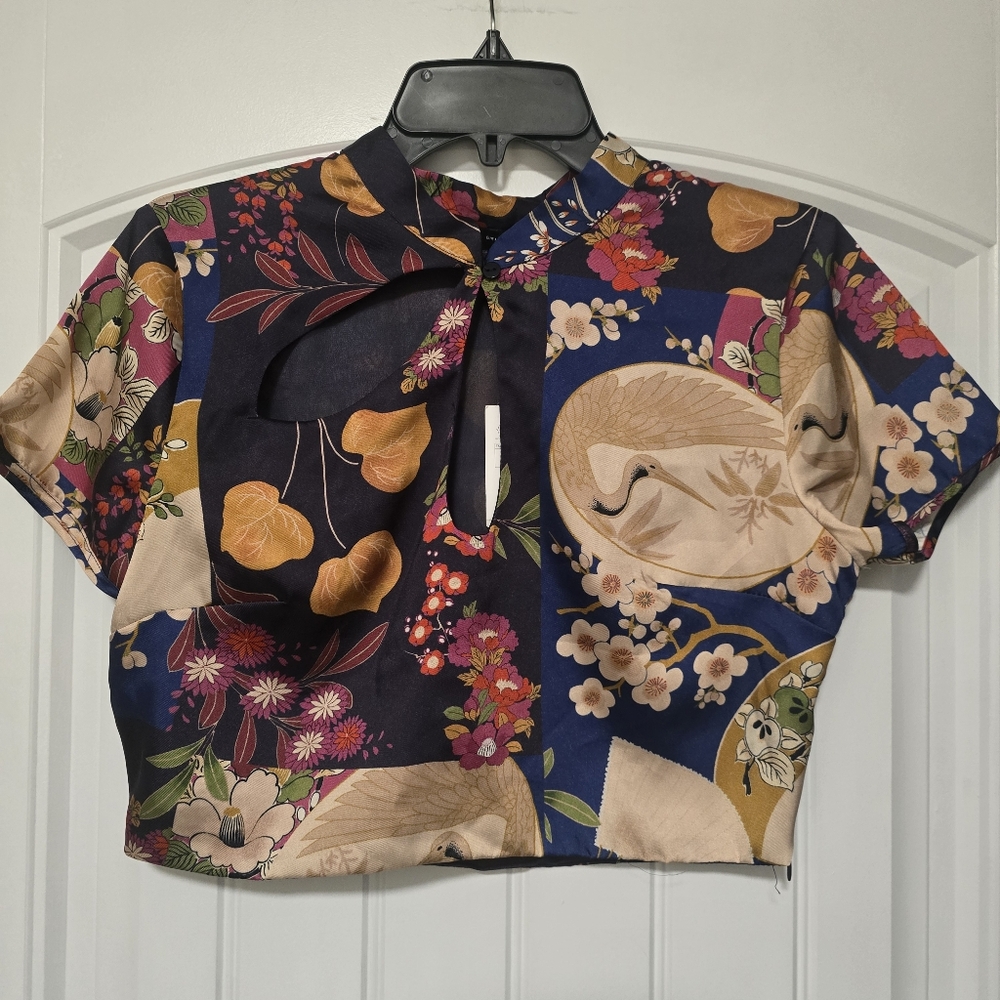 Floral Keyhole Crop Top - Picture 4 of 8